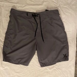 Men’s gray board shorts